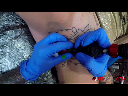 ❤️ Ekstreem tattooed hottie Sully Savage krige in tattoo op har klitoris Kwaliteitsseks by porno fy.hentaivost.ru ❌